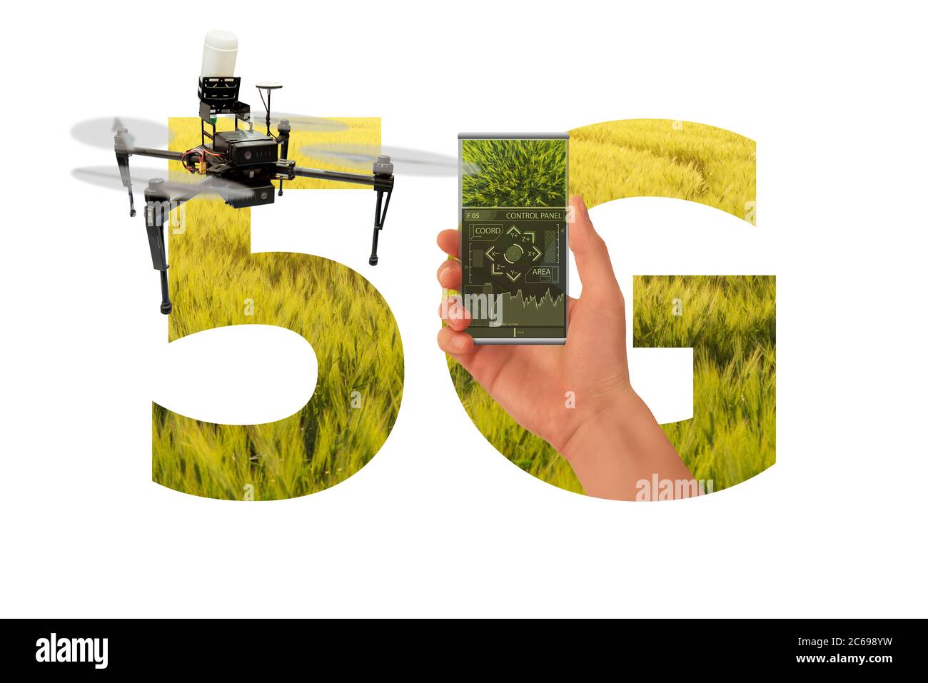 Rete 5G per il controllo di droni su una smart farm. Foto Stock