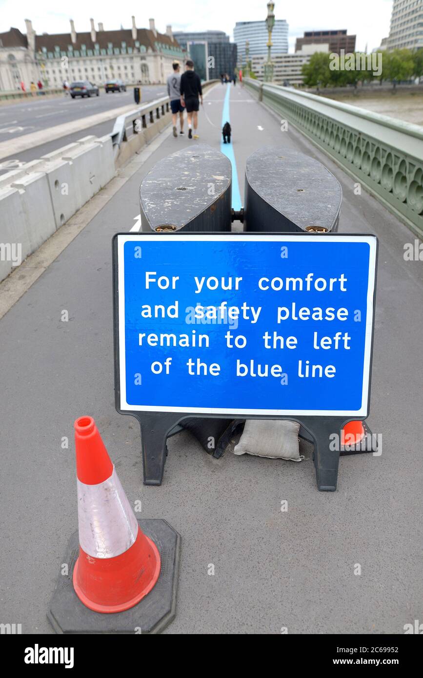 Londra, Inghilterra, Regno Unito. Misure speciali sul ponte di Westminster per tenere le persone separate durante la pandemia COVID-19, luglio 2020 - ignorato dal cane Foto Stock