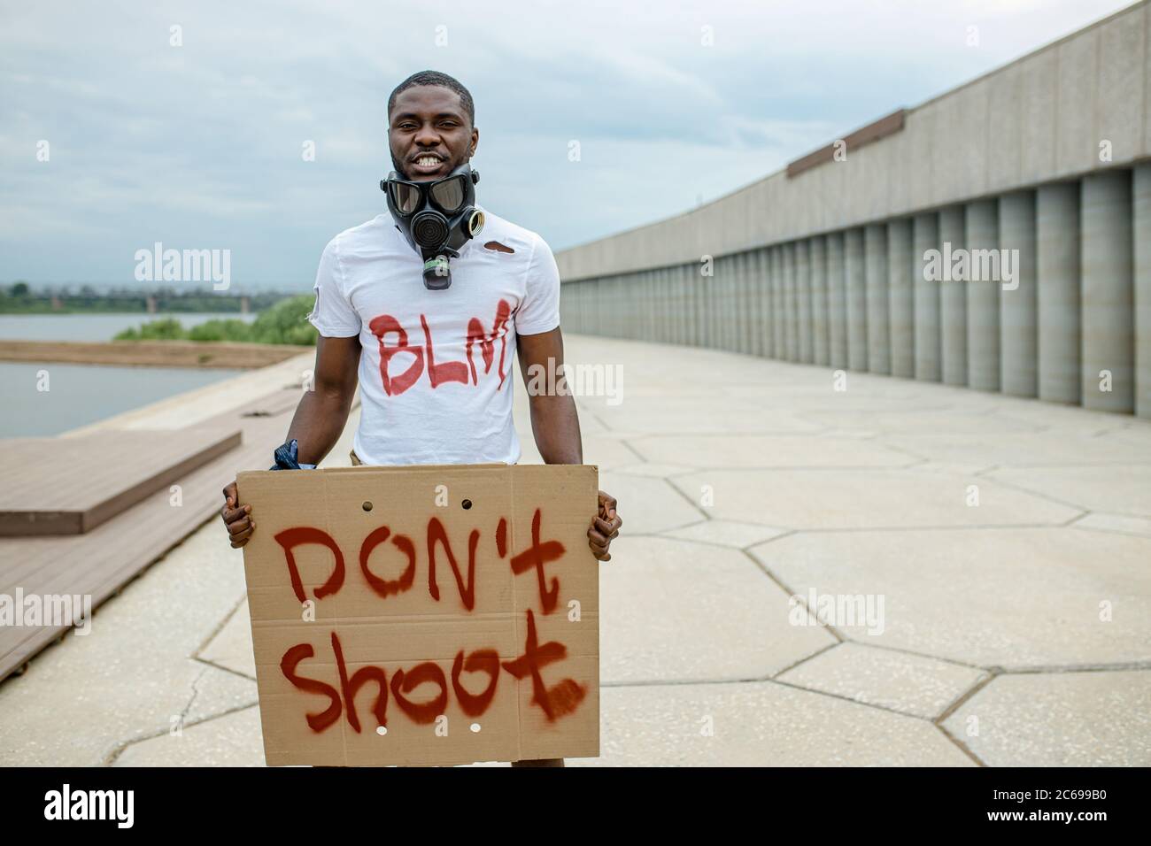Black man protesta contro l'ingiustizia, blm Concept. Ragazzo in t-shirt con iscrizione BLM. George Floyd protesta: Diritti umani, razzismo, giustizia conce Foto Stock