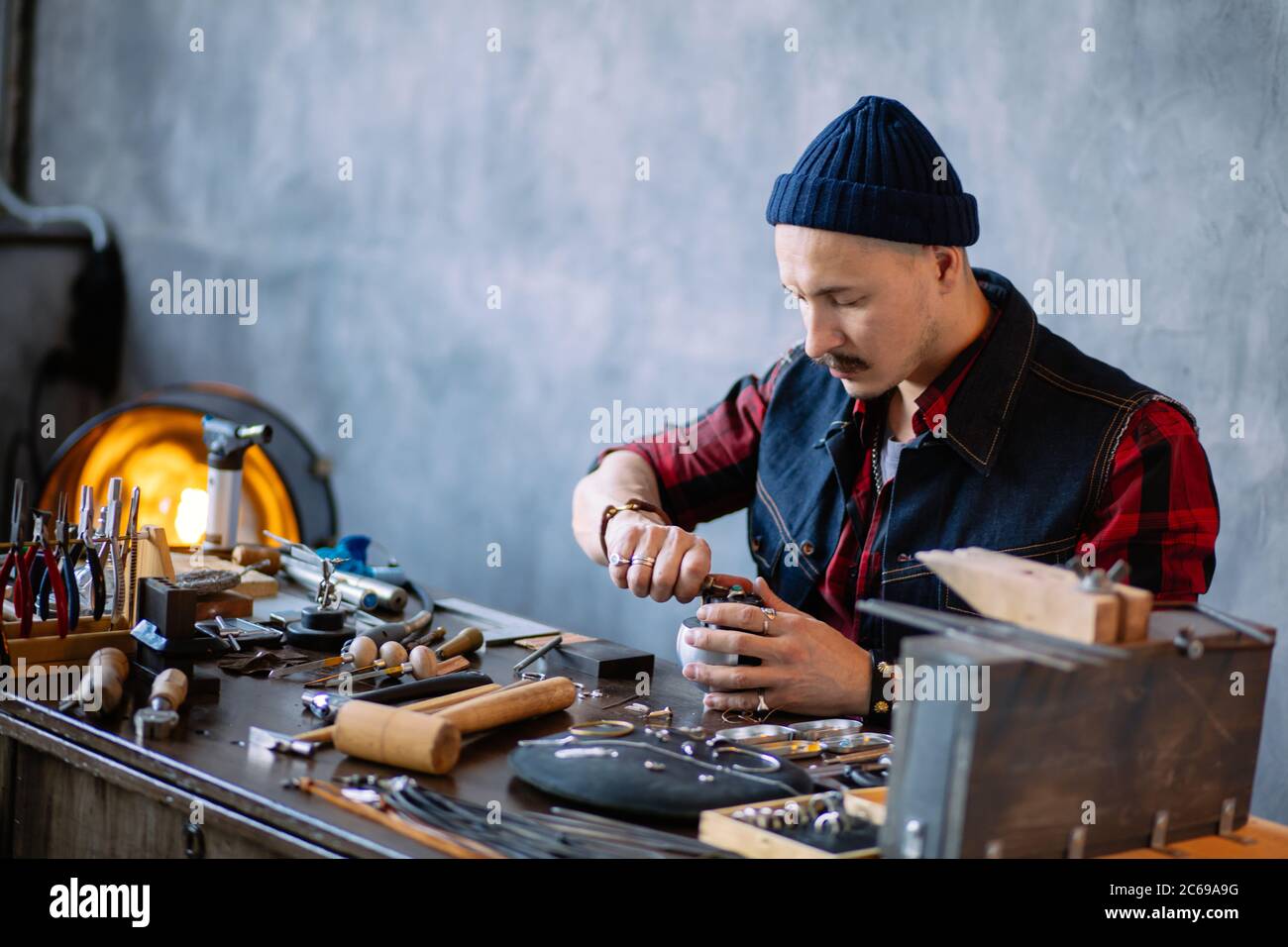 tecnica di incisione. uomo di talento che esegue lavori di gioielleria. primo piano foto Foto Stock