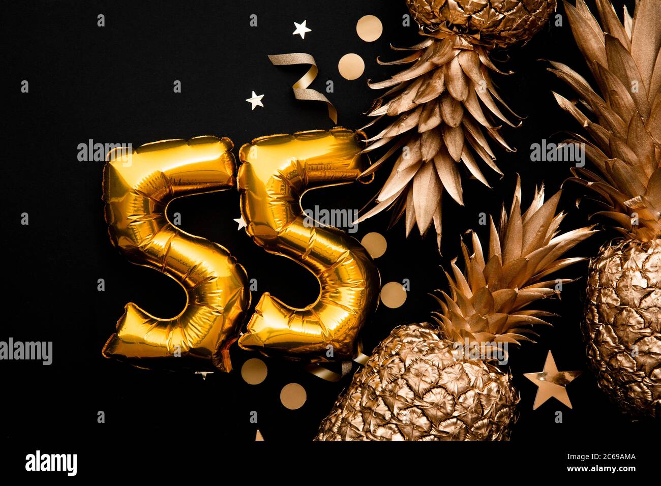 55 ° compleanno celebrazione sfondo con palloncini d'oro e ananas dorati Foto Stock
