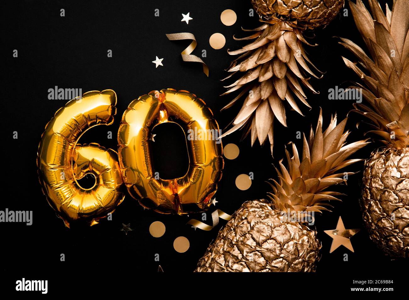 sessantesimo compleanno celebrazione sfondo con palloncini d'oro e ananas d'oro Foto Stock