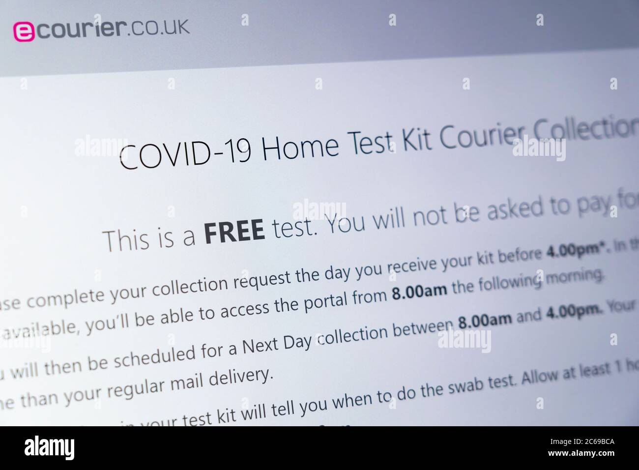 Un'e-mail sullo schermo di un computer che mostra informazioni su un servizio di ritiro corriere del kit di test per la casa Covid-19 da parte di ecourier.co.uk, Regno Unito Foto Stock