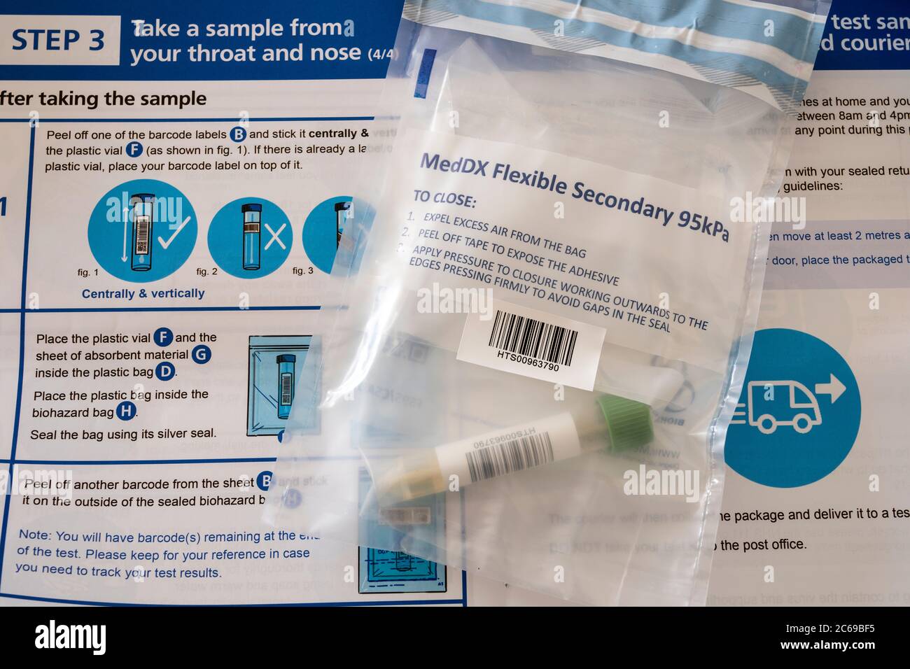 Un test di campionamento con tampone Coronavirus (Covid-19) completato in una provetta in un sacchetto di plastica sigillato, con le istruzioni per il prelievo di un kit per test a domicilio, Regno Unito Foto Stock