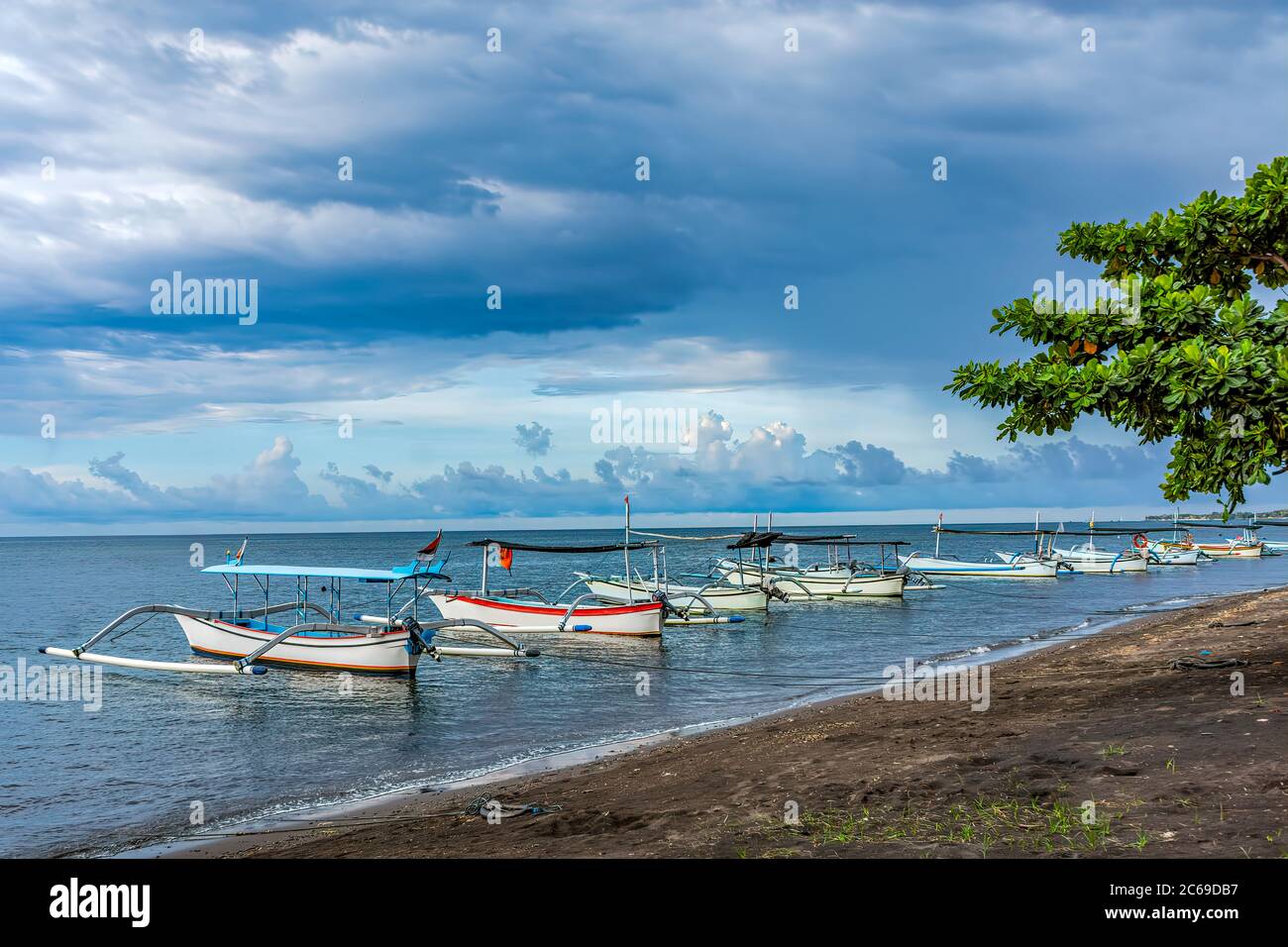 Tradizionali jukungs balinesi ancorati sulla spiaggia, Lovina, Bali, Indonesia Foto Stock