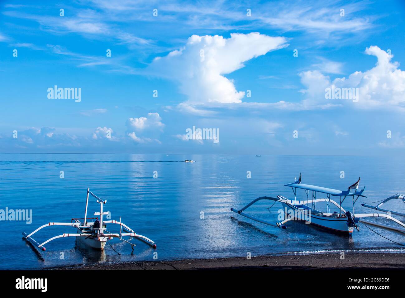Tradizionali jukungs balinesi ancorati sulla spiaggia, Lovina, Bali, Indonesia Foto Stock