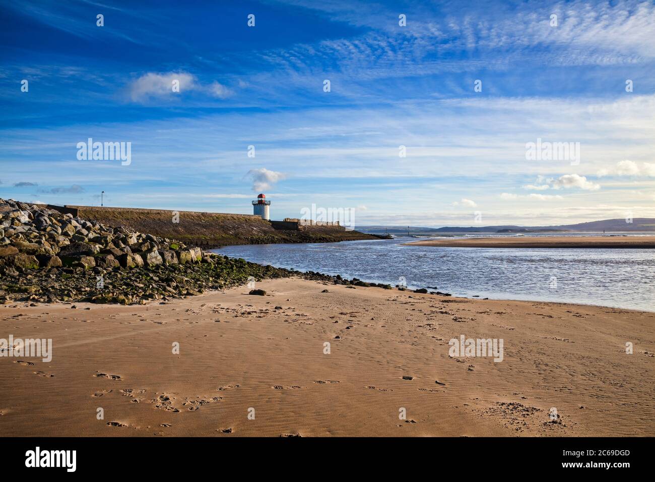 Faro georgiano sulla costa di Burry Port Carmarthenshshire Galles vicino alla penisola di Gower presso l'estuario di Loughor Foto Stock