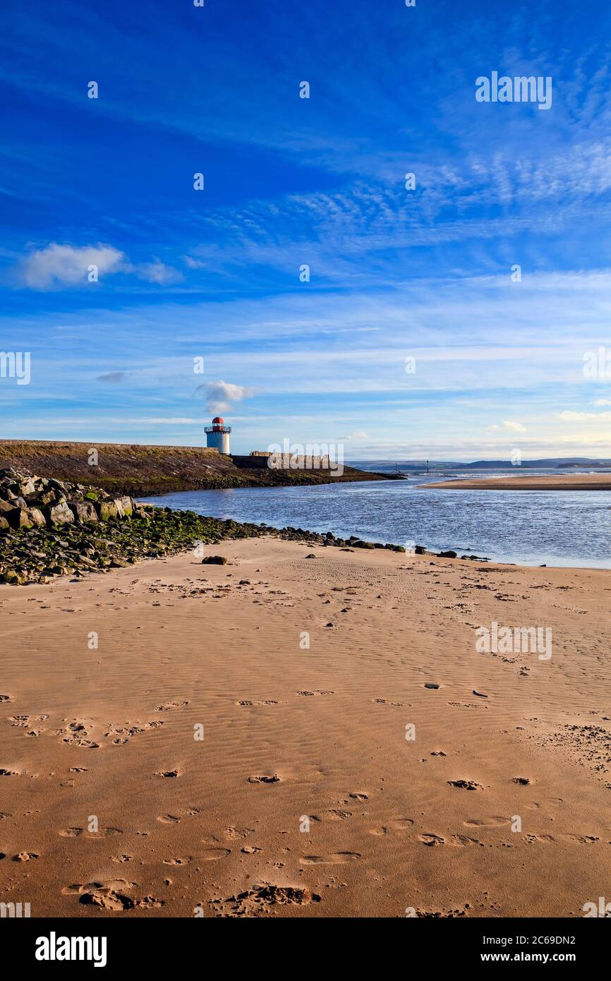 Faro georgiano sulla costa di Burry Port Carmarthenshshire Galles vicino alla penisola di Gower presso l'estuario di Loughor Foto Stock