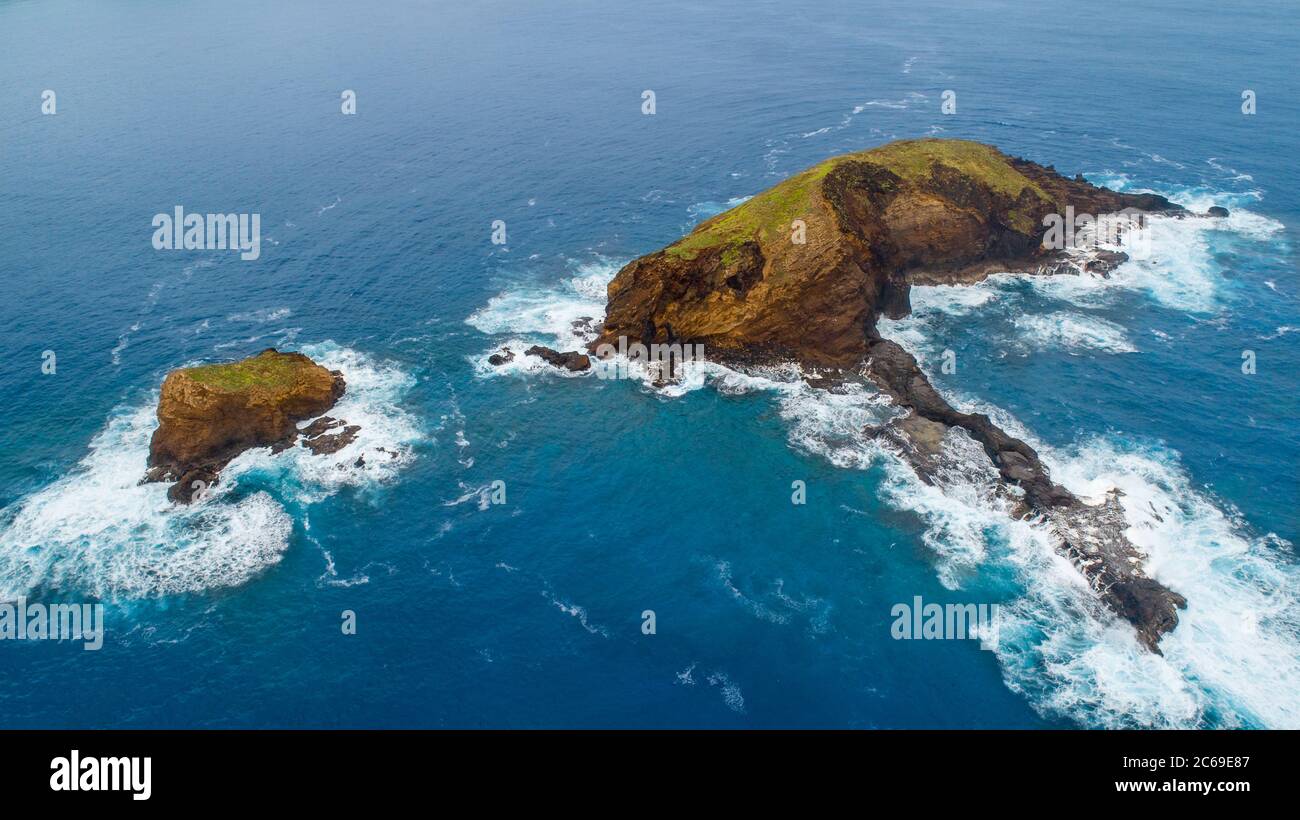 Una vista aerea di Mokuho’oniki Islet e Kanaha Rock vicino all’isola di Molokai, nella contea di Maui, Hawaii. Foto Stock
