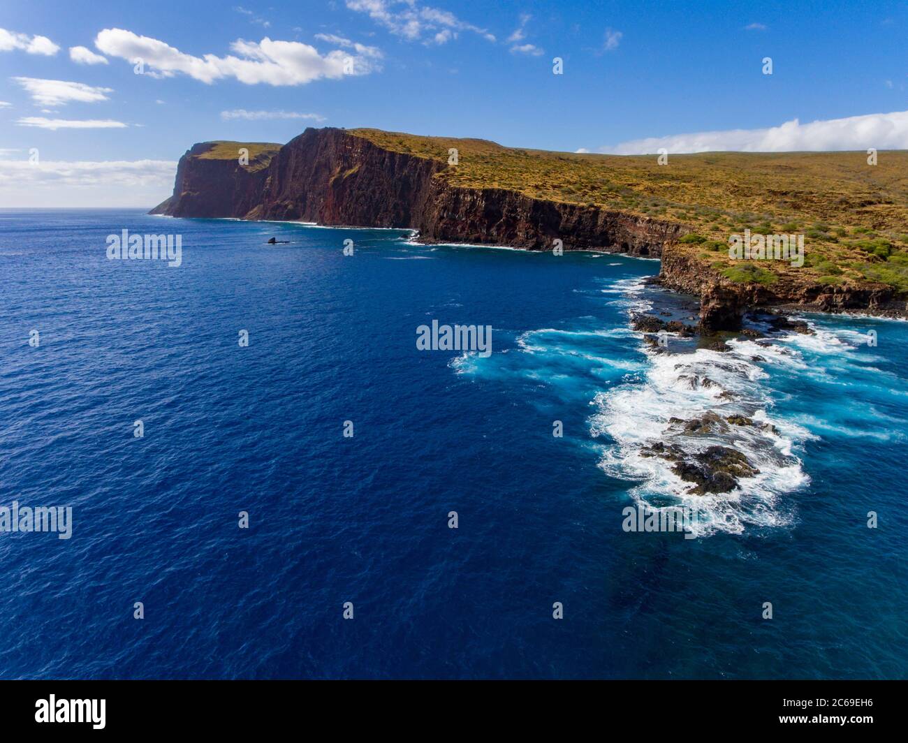 Una vista aerea di Palaoa Point e Sharkfin Rock al largo dell'isola di Lanai, Hawaii, USA. Foto Stock