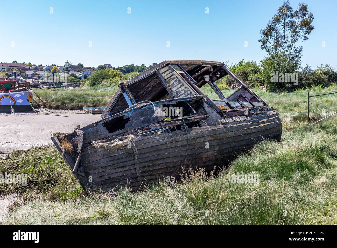 Un relitto di barca in legno decadendo Foto Stock