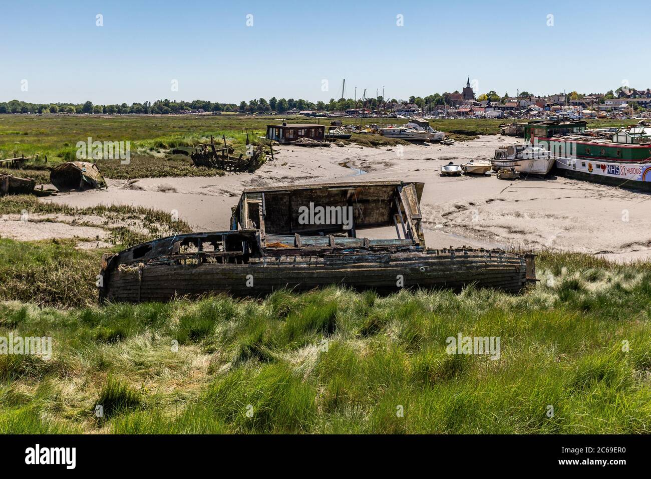 Un relitto di barca in legno decadendo Foto Stock