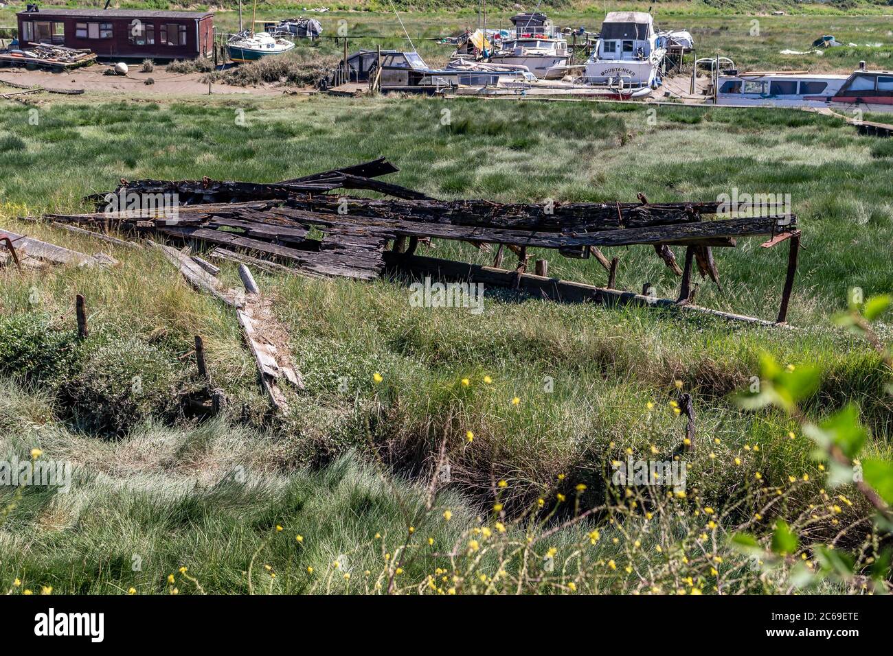 Resti di una vecchia barca di legno marcio Foto Stock