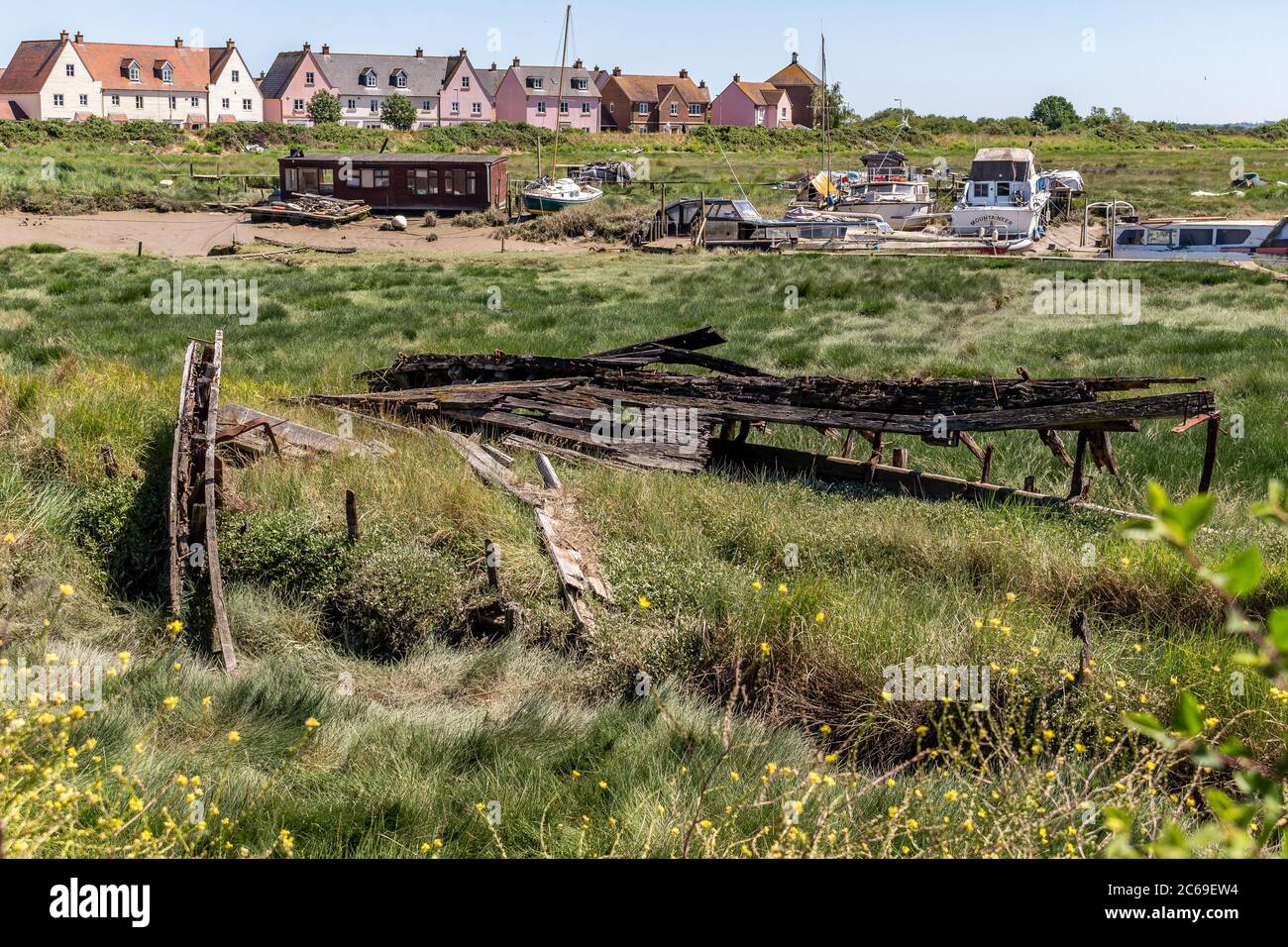 Resti di una vecchia barca di legno marcio Foto Stock
