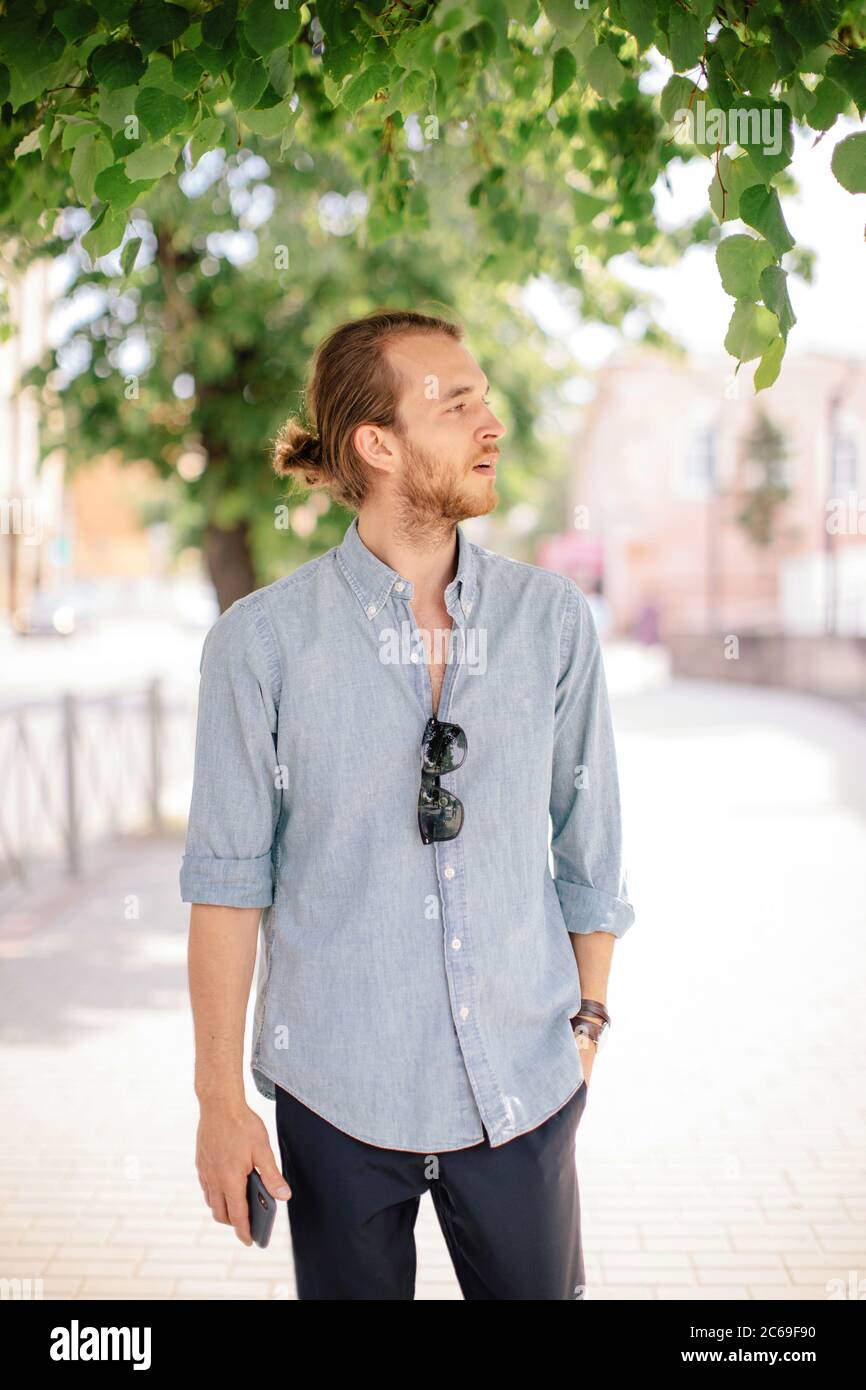 Uomo in piedi per strada con un cellulare, Russia Foto Stock