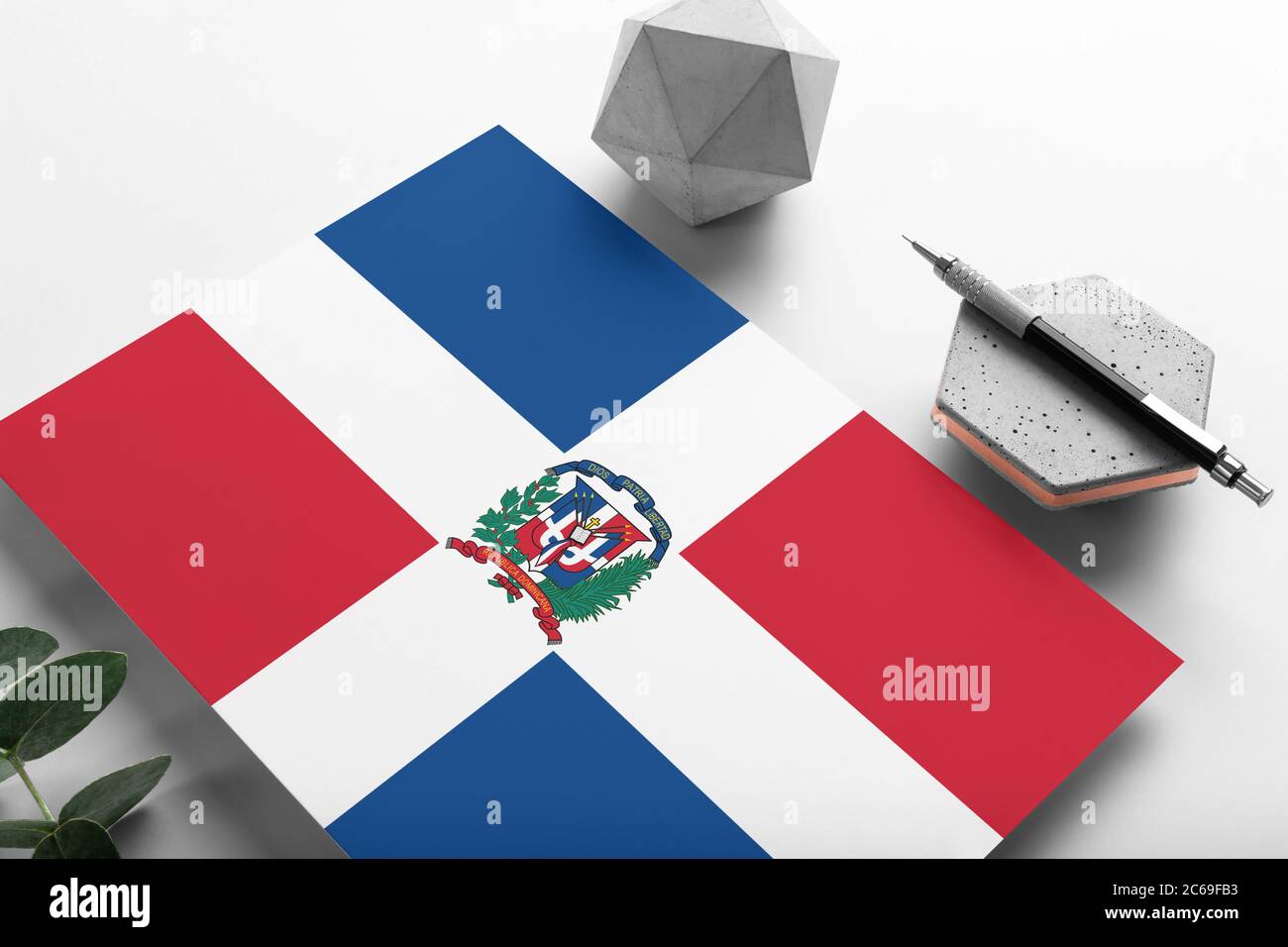 Bandiera della Repubblica Dominicana su sfondo minimalista. Lettera  nazionale di invito con penna elegante su pietra. Concetto di comunicazione  Foto stock - Alamy