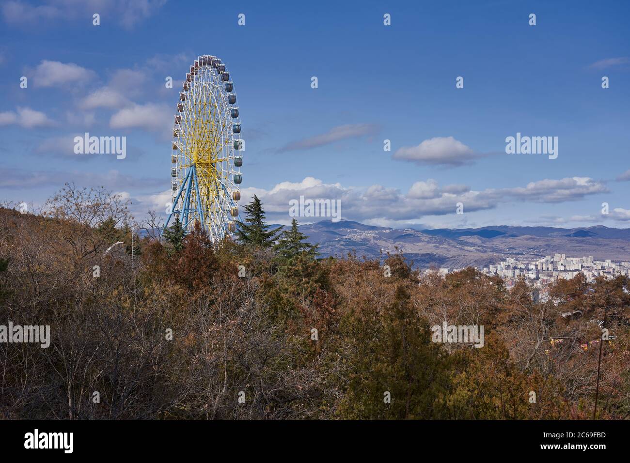 Una colorata ruota dei traghetti che si affaccia sulla città di Tbilisi, Gerogia. Foto Stock