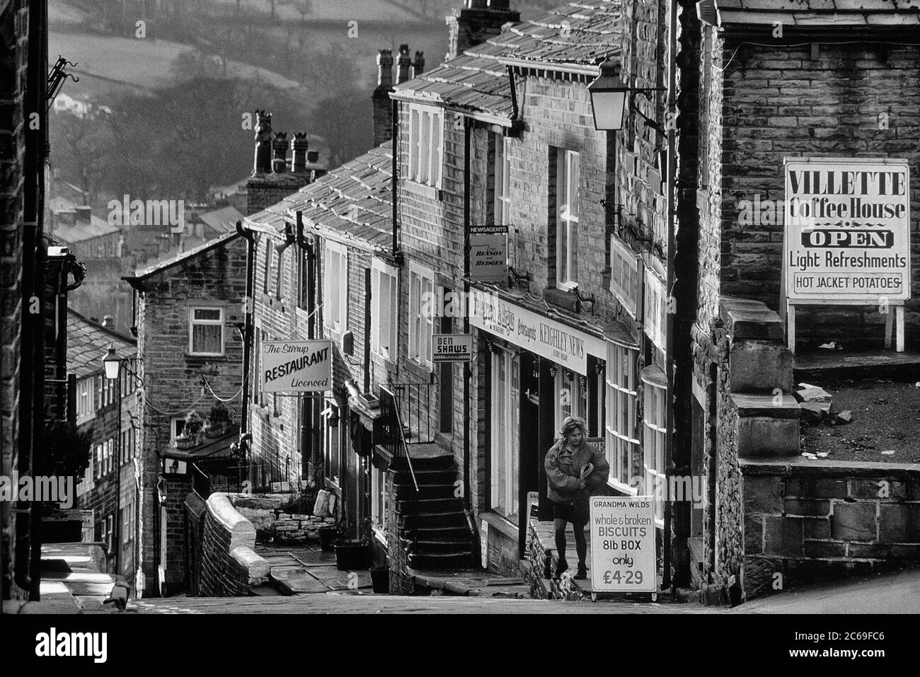 Strada principale acciottolata di Haworth, West Yorkshire, Inghilterra, Regno Unito Foto Stock