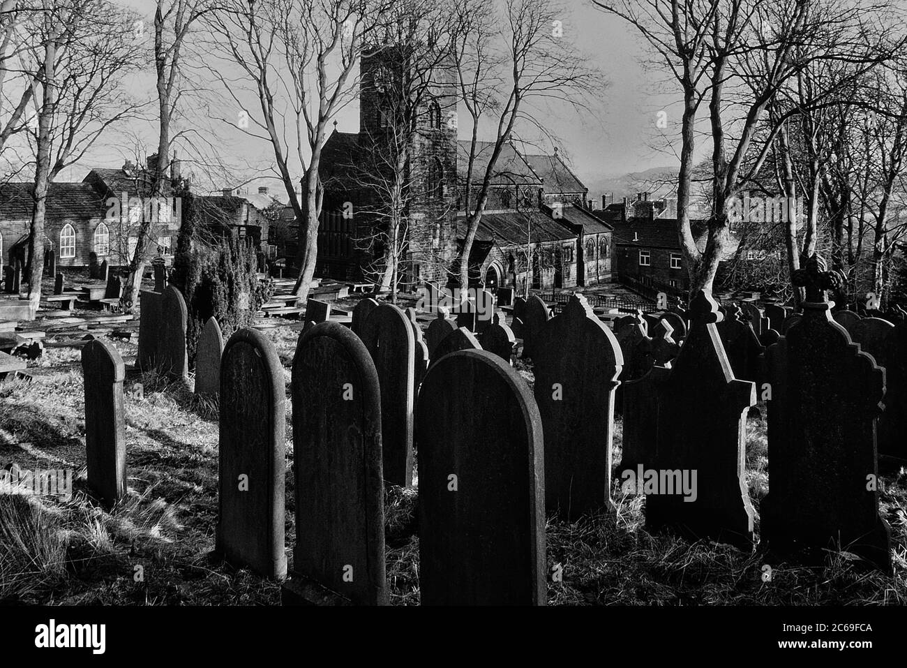 St Michael e la chiesa e cimitero di tutti gli Angeli, Haworth, West Yorkshire, Inghilterra, Regno Unito Foto Stock