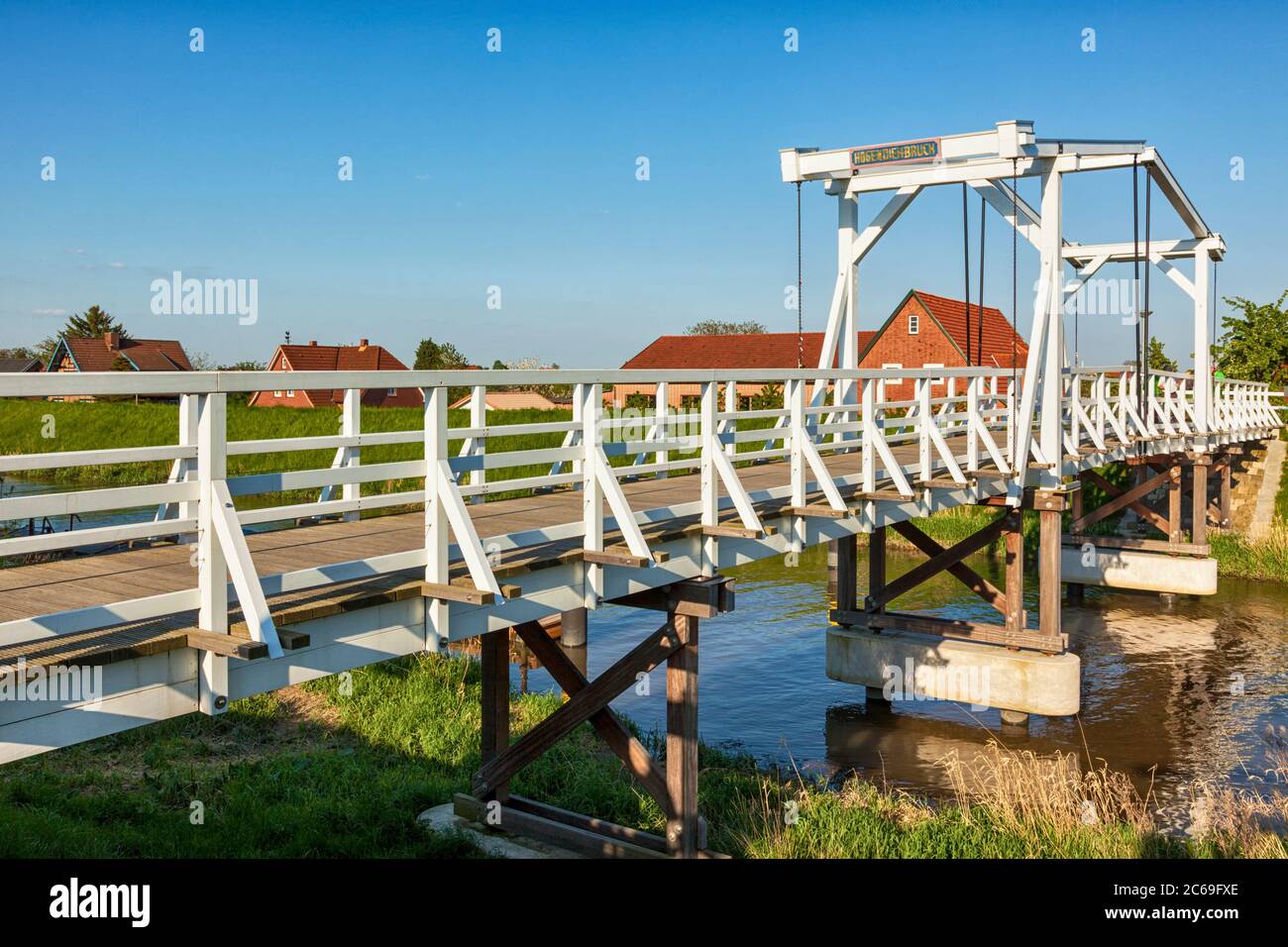 Hogendieckbrücke, ponte a bastculo sul fiume Lühe a Steinkirchen, regione di Altes Land, Germania Foto Stock