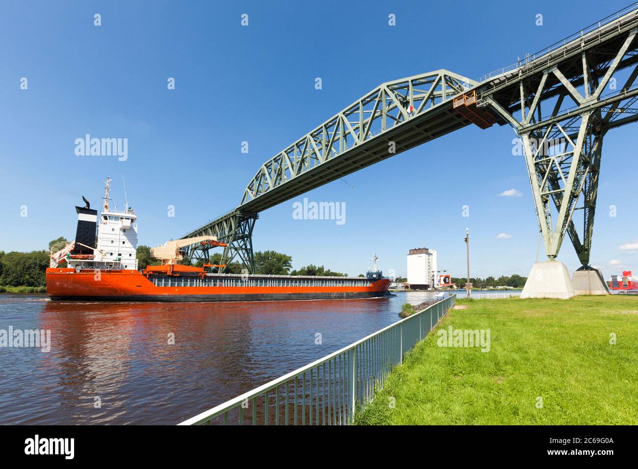 Nave da trasporto che passa attraverso lo storico ponte ferroviario di Hochdonn sul canale di Kiel Foto Stock