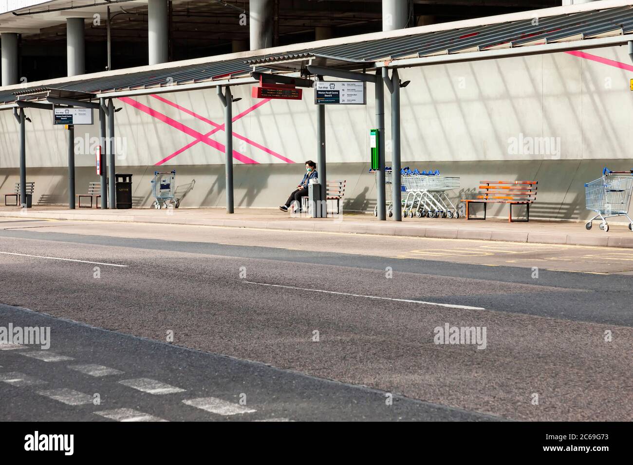 Fatturazione Brook Road, e al confine del centro commerciale Western Favell di Northampton, Inghilterra, Regno Unito. Foto Stock