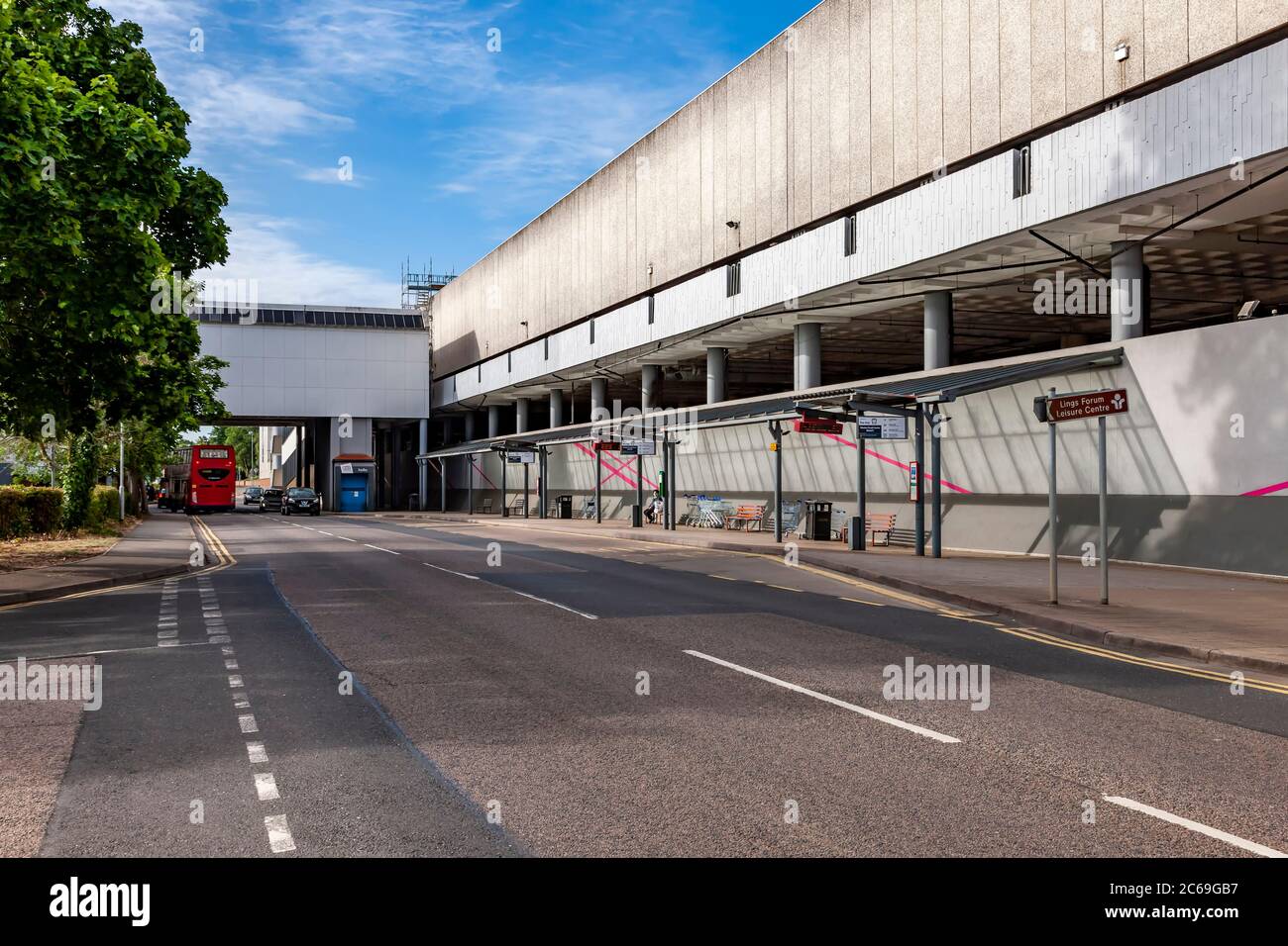 Fatturazione Brook Road, e al confine del centro commerciale Western Favell di Northampton, Inghilterra, Regno Unito. Foto Stock