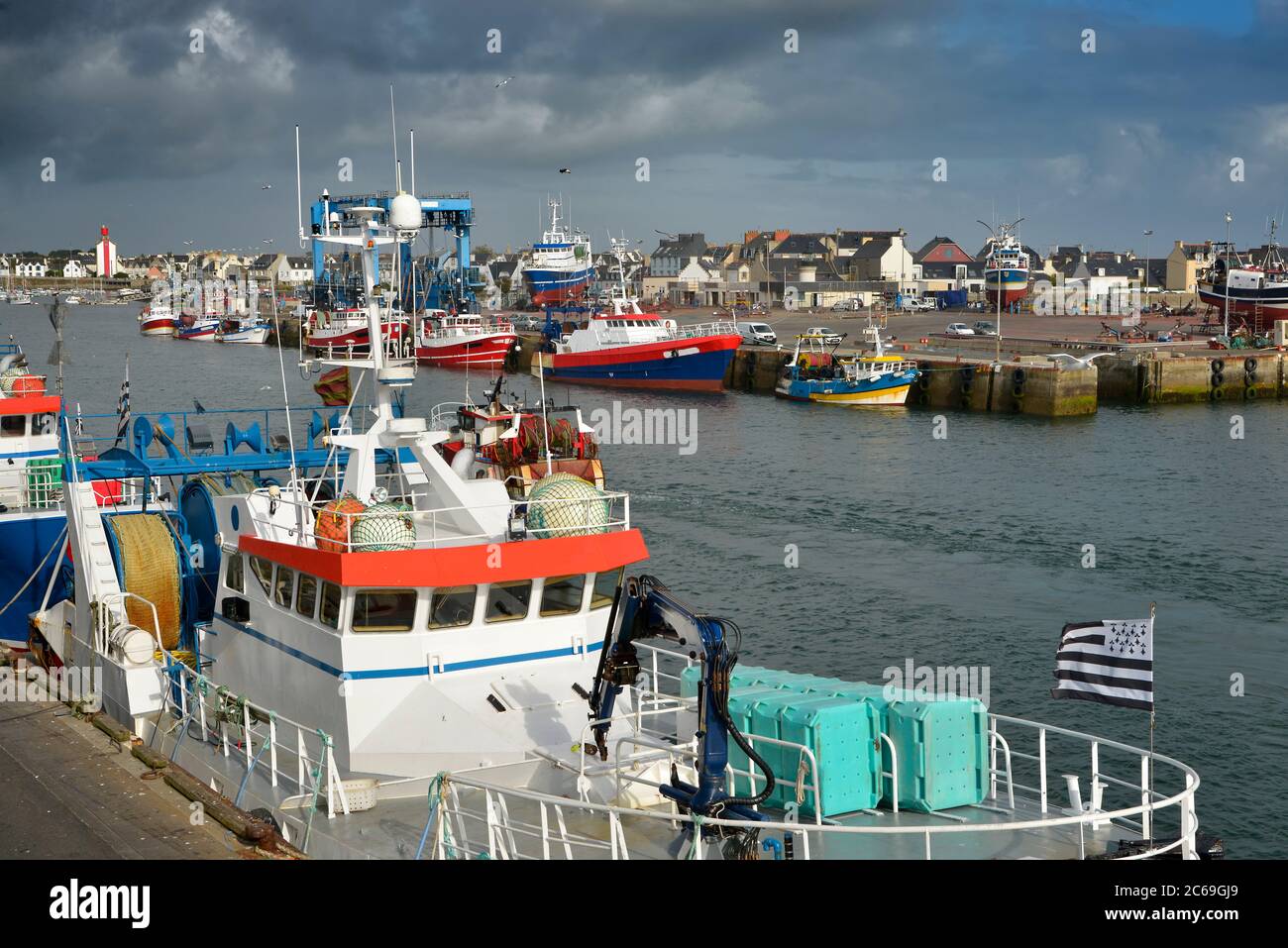 Barca da pesca a Guilvinec o Le Guilvinec, un comune nel dipartimento di Finistère Bretagna nel nord-ovest della Francia Foto Stock