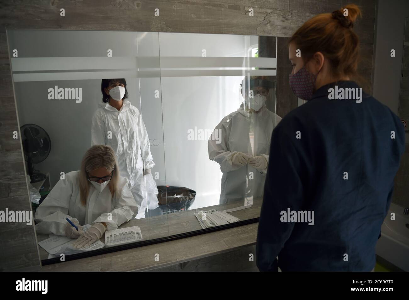 Berlino, Germania. 03 luglio 2020. ELISA Mirbach-Eder (r), scout di contenimento presso l'Istituto Robert Koch, si confronta con il personale medico all'inizio di un test di pratica nel nuovo mobile di prova Corona del distretto di Mitte. Circa due settimane dopo l'inizio della fase di prova del mobile corona test, l'autorità sanitaria Mitte ha testato quasi 200 persone. (A dpa 'quasi 200 test con il nuovo Corona test mobile in Mitte') Credit: Sven Braun/dpa/Alamy Live News Foto Stock