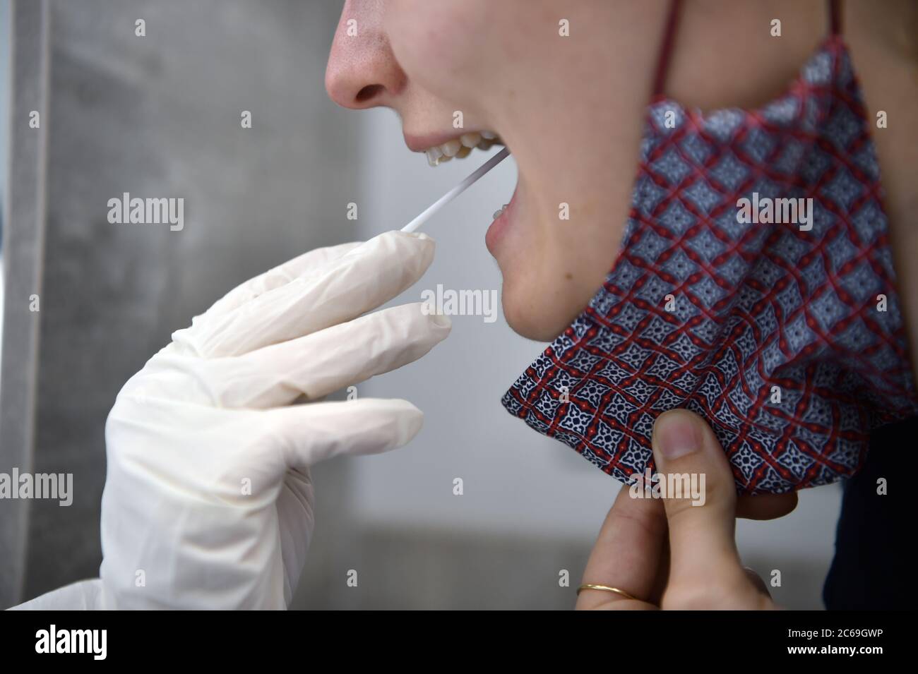 Berlino, Germania. 03 luglio 2020. ELISA Mirbach-Eder (r), scout di contenimento presso l'Istituto Robert Koch, riceve uno striscio per scopi pratici nel nuovo mobile di prova corona del distretto da Petra von Saurma, team leader del team pandemico presso l'Ufficio sanitario di Mitte. Circa due settimane dopo l'inizio della fase sperimentale del test mobile Corona, l'autorità sanitaria di Mitte ha testato quasi 200 persone. (A dpa 'quasi 200 test con il nuovo Corona test mobile in Mitte') Credit: Sven Braun/dpa/Alamy Live News Foto Stock
