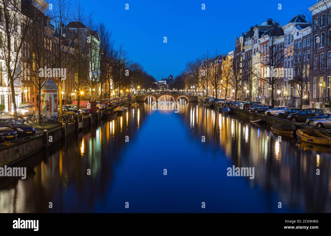 AMSTERDAM, PAESI BASSI - 16 FEBBRAIO 2016: Vista notturna lungo il canale Keizersgracht di Amsterdam. Riflessi, edifici e automobili possono essere visti. Foto Stock