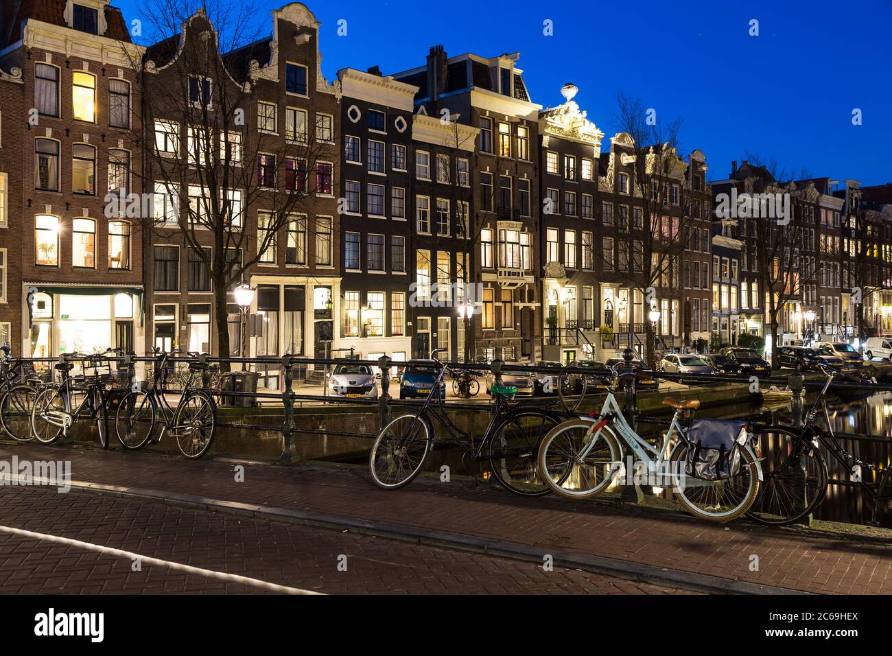 AMSTERDAM, PAESI BASSI - 16 FEBBRAIO 2016: Edifici e biciclette nel centro di Amsterdam di notte. Foto Stock