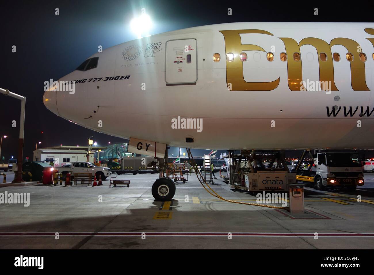 Emirates Aircraft Nose and Wheel of Boeing 777 300 ER alla sua posizione all'aeroporto internazionale di Dubai, Emirati Arabi Uniti Foto Stock