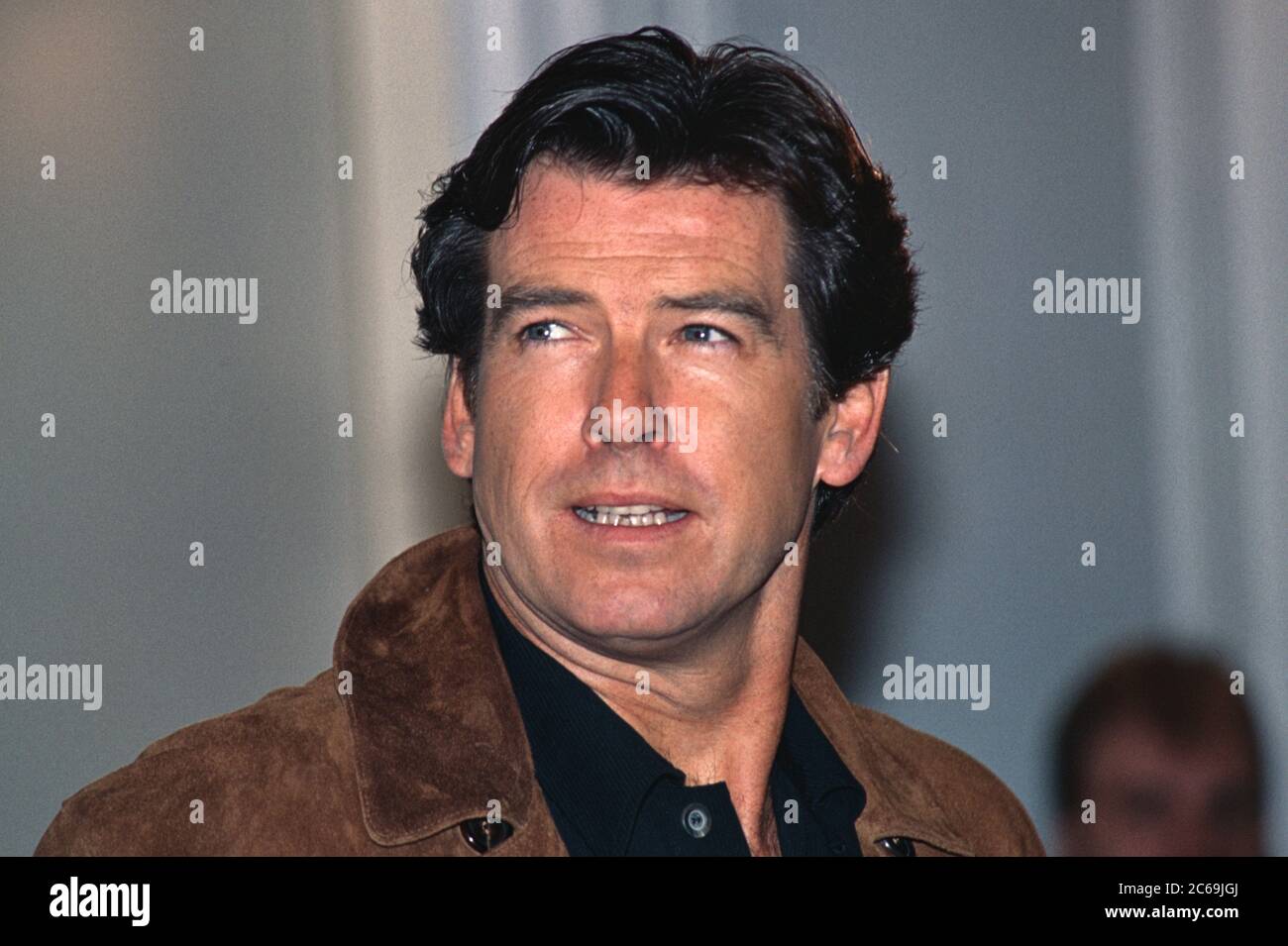 24.03.1997, Amburgo, attore, produttore cinematografico e attivista ambientale Pierce Brosnan alla conferenza stampa del film 'Dante's Peak', in cui ha detto al geologo Dr. Harry Dalton sta suonando. Ritratto della stella alla conferenza stampa. Allo stesso tempo, ad Amburgo sono state girate scene per 'James Bond 007 - Tomorrow Never Dies' (Tomorrow Never Dies). | utilizzo in tutto il mondo Foto Stock