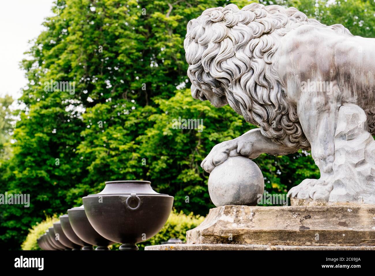 Un leone di pietra fuori dalla Stowe House al National Trust Stowe nel Buckinghamshire Foto Stock