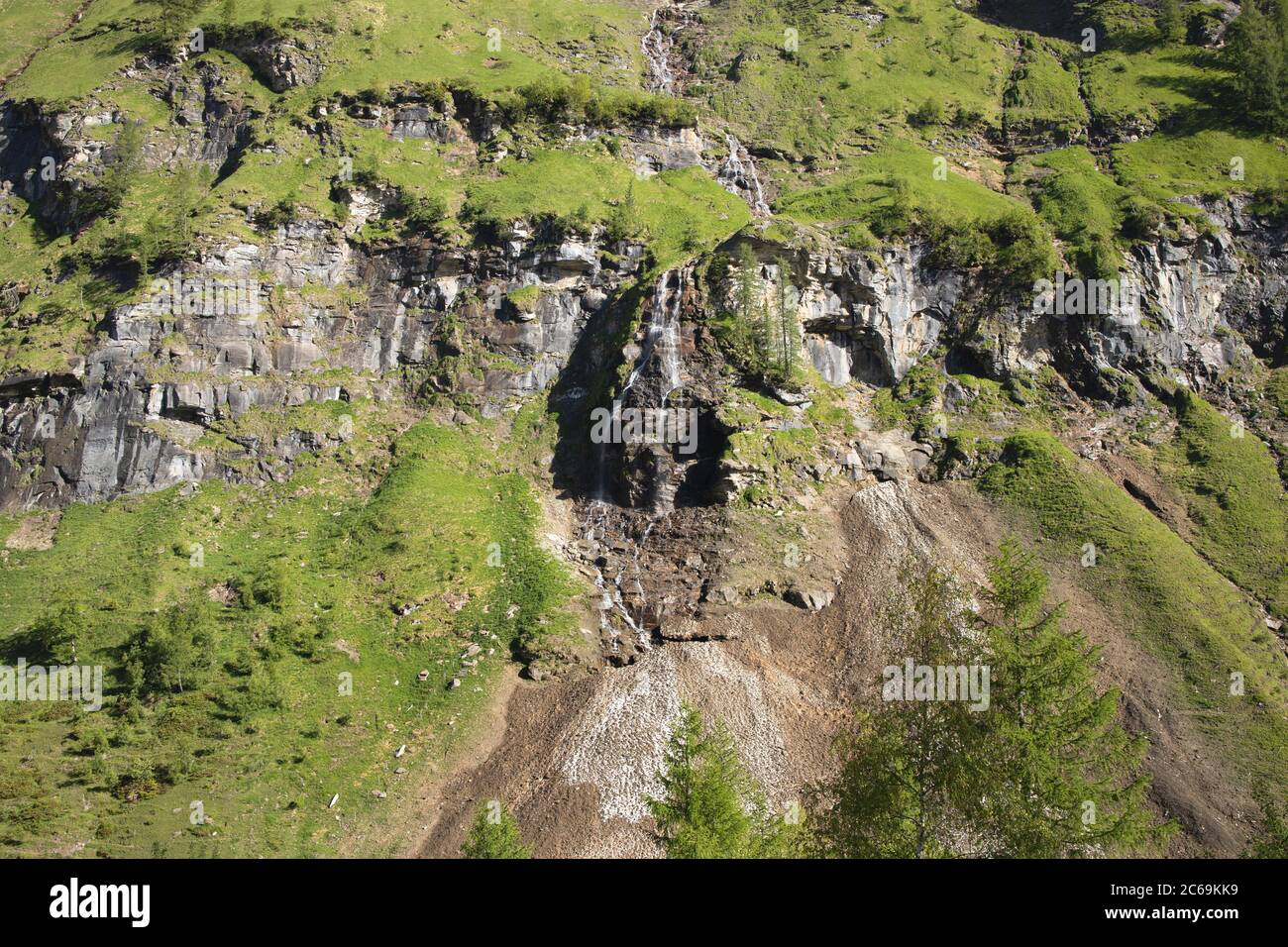 Acqua di maeltwater che si deforma e che corre sul bordo della scogliera ad un cono di avalance-deturpative, Austria, Carinzia, Nationalpark Hohe Tauern Foto Stock