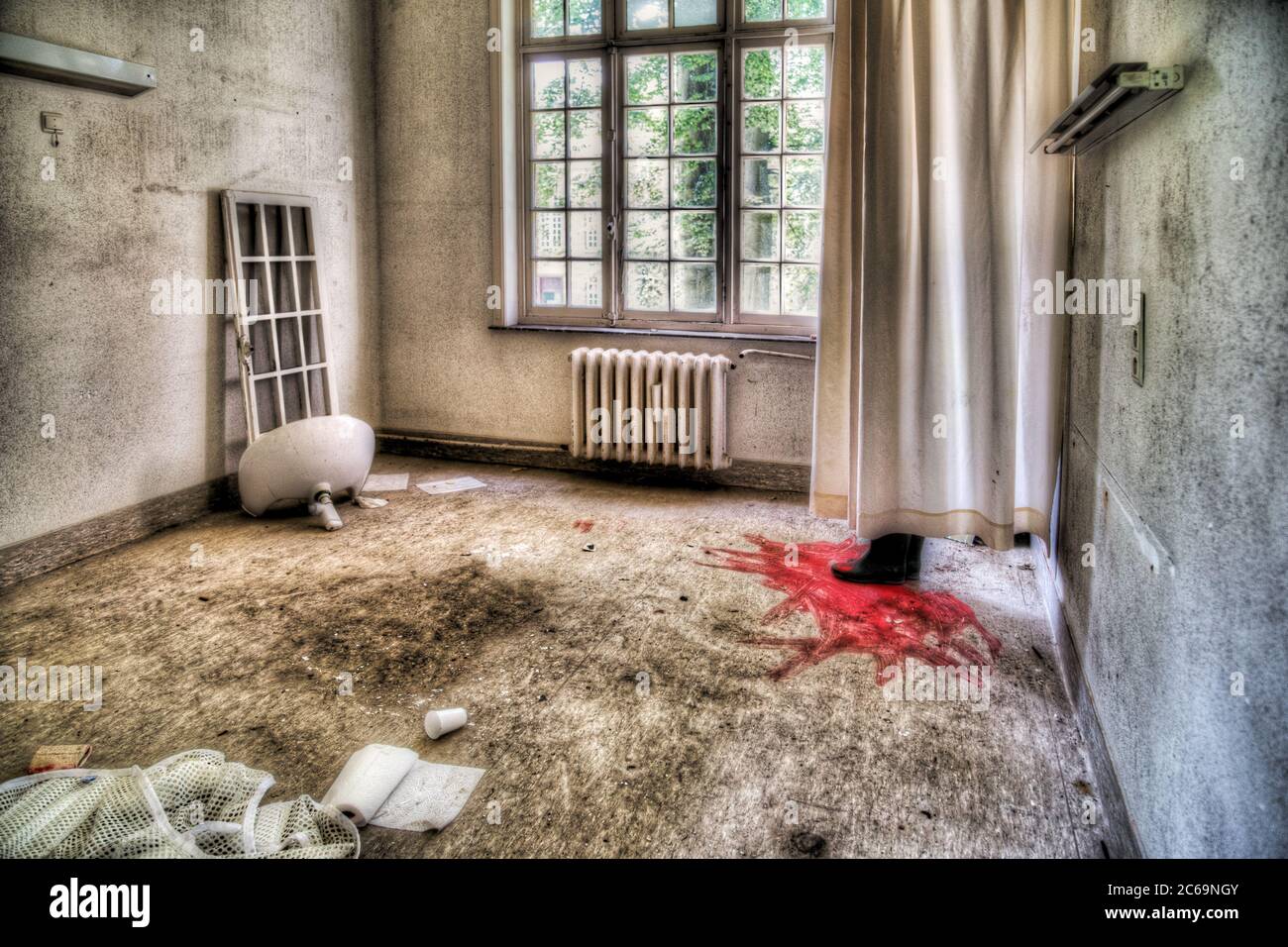 Scena creepy in una casa abbandonata: Stivali con sangue dietro la tenda  (versione HDR Foto stock - Alamy