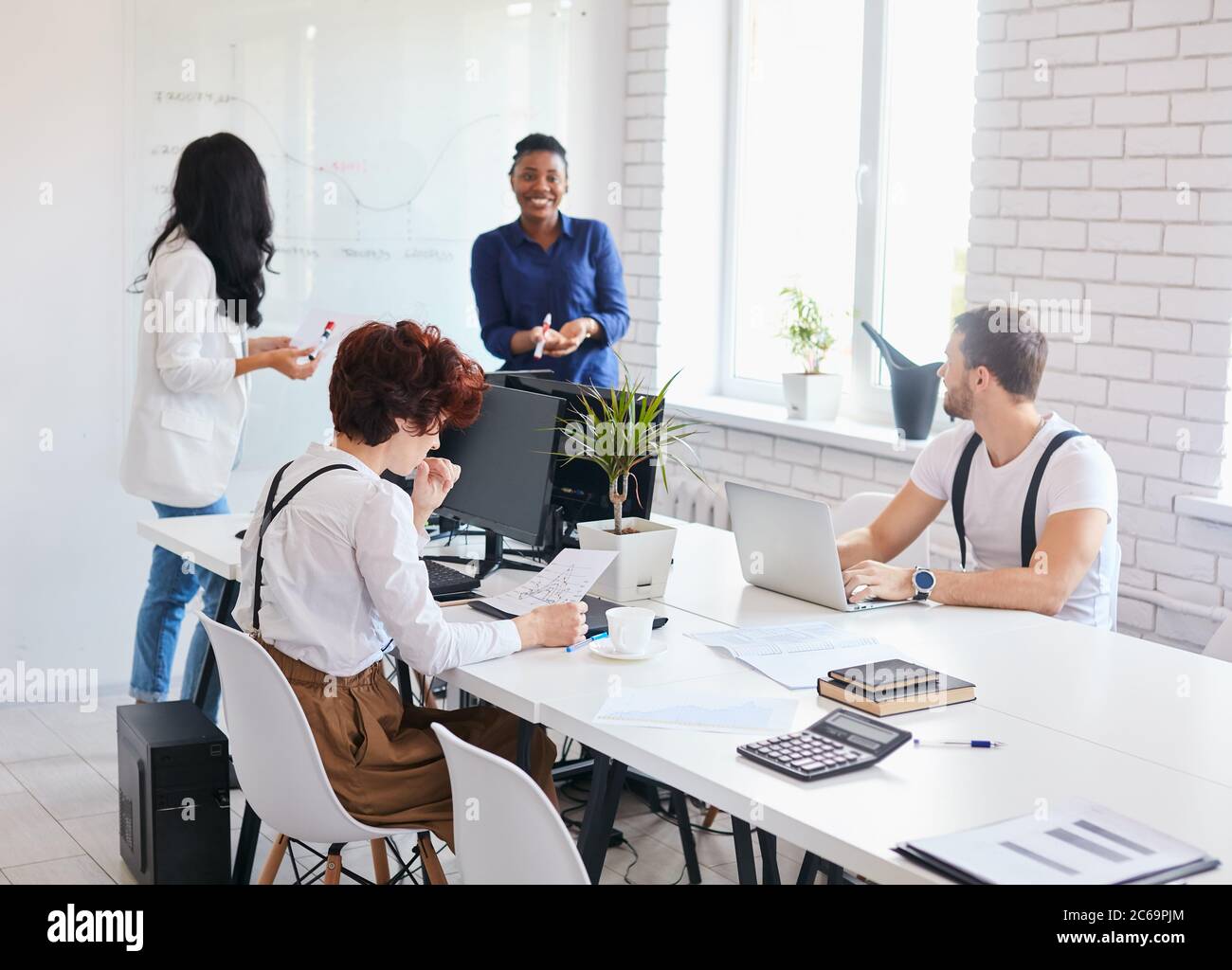 Le persone multietniche si incontrano in ufficio bianco per discutere di affari, in via di sviluppo Foto Stock