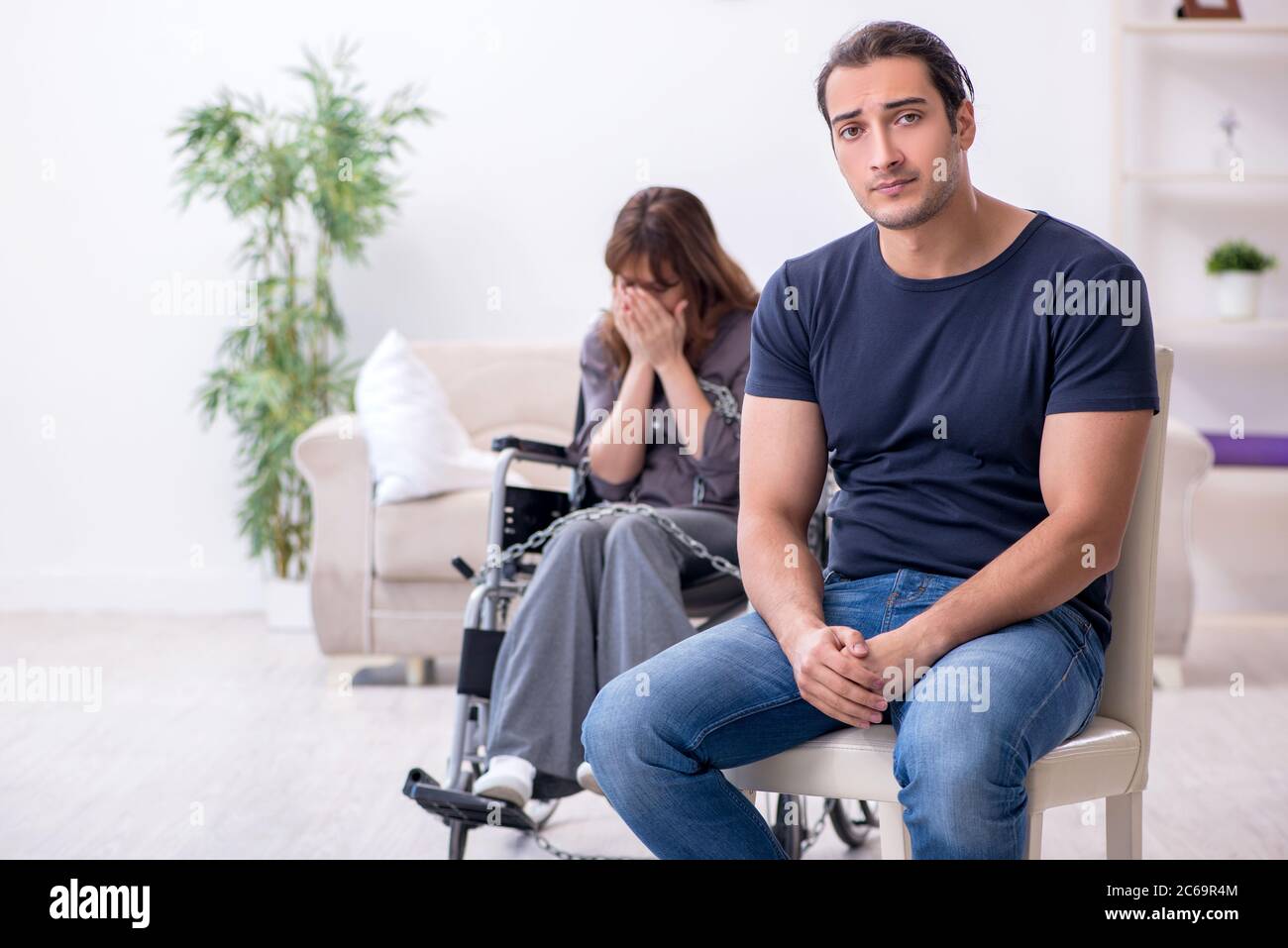 Moglie e marito disabili a casa Foto Stock
