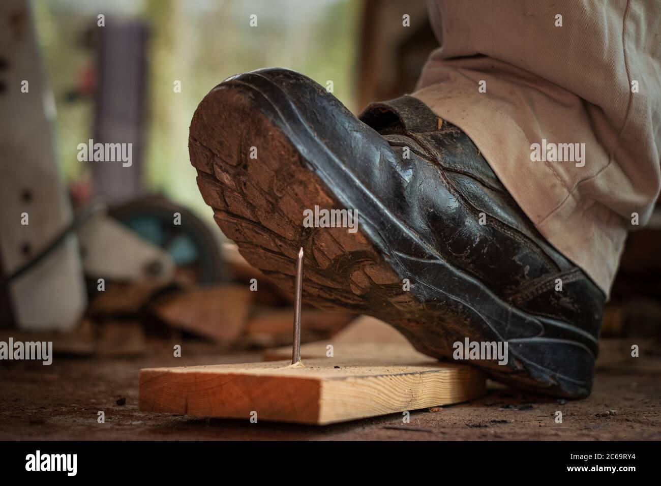 Calzolaio che mette colla sulla suola di una scarpa Foto stock - Alamy