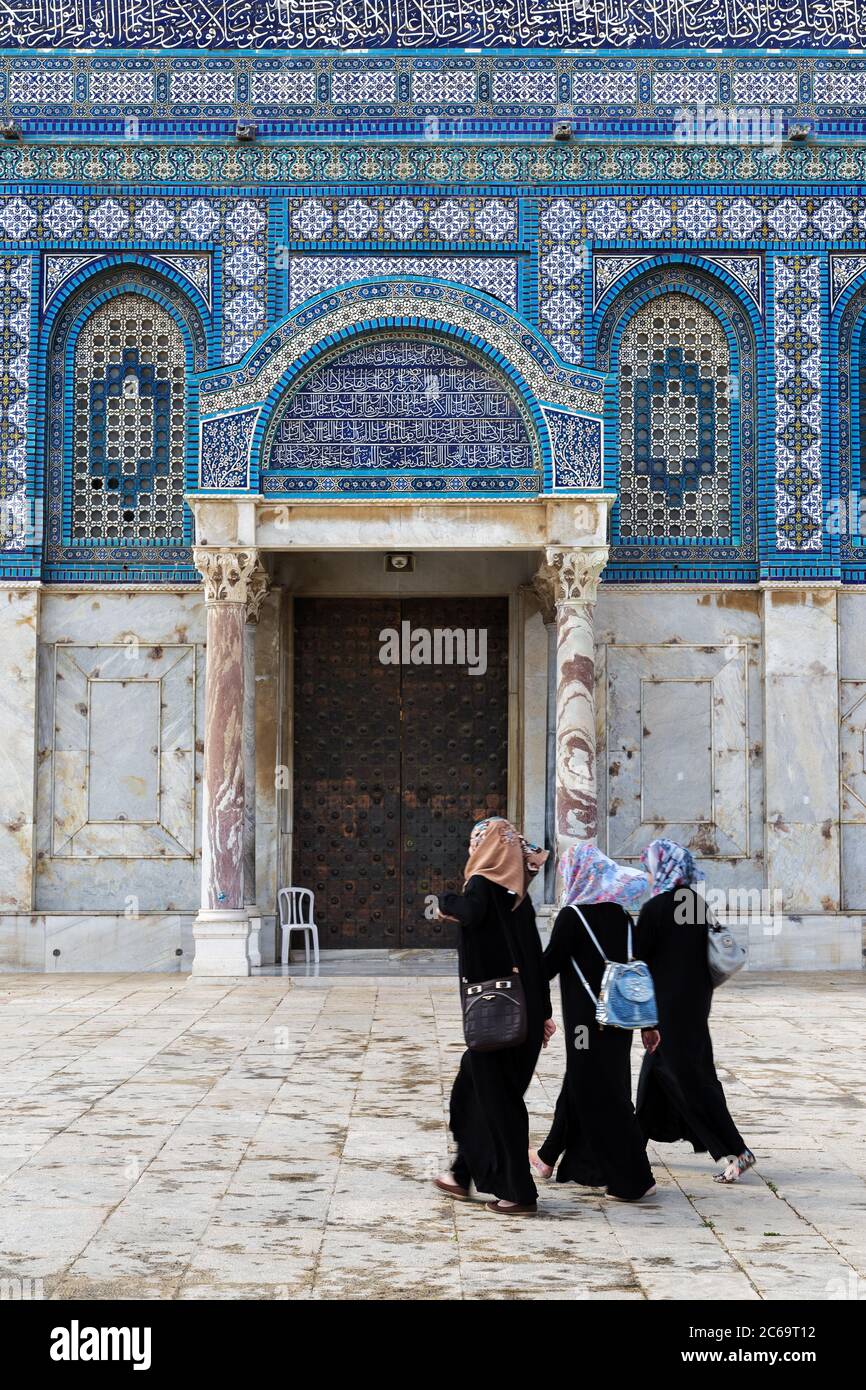 Gerusalemme, Isarael - 11 giugno. 2016: Tre giovani donne arabe senza diritto che passano davanti alla cupola della roccia a Gerusalemme, Israele Foto Stock