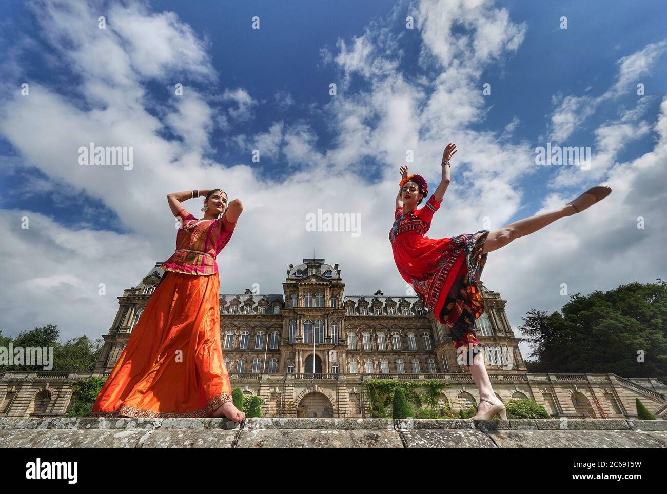I ballerini del Bowes Museum nel castello di Barnard, Durham, eseguono 'i due Frisas', un'opera di danza e teatro che racchiude la vita e i tempi di Frida Kahlo e Amrita Sher-Gil, che unisce il patrimonio culturale e gli stili di danza del Messico, dell'Ungheria e dell'India. Foto Stock