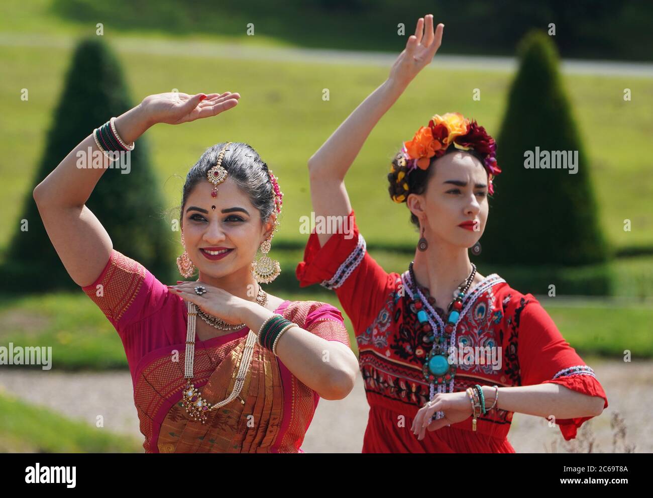 I ballerini del Bowes Museum nel castello di Barnard, Durham, eseguono 'i due Frisas', un'opera di danza e teatro che racchiude la vita e i tempi di Frida Kahlo e Amrita Sher-Gil, che unisce il patrimonio culturale e gli stili di danza del Messico, dell'Ungheria e dell'India. Foto Stock