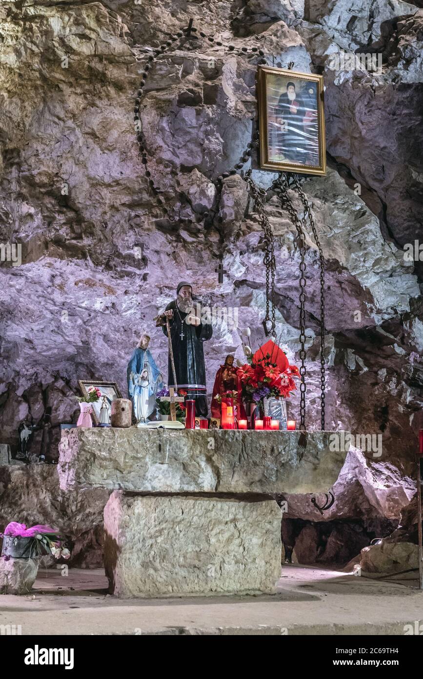 Altare in Grotta di cure miracolose nel Monastero di Sant'Antonio il Grande chiamato anche monastero Qozhaya nella Valle di Kadisha - Valle Santa in Libano Foto Stock