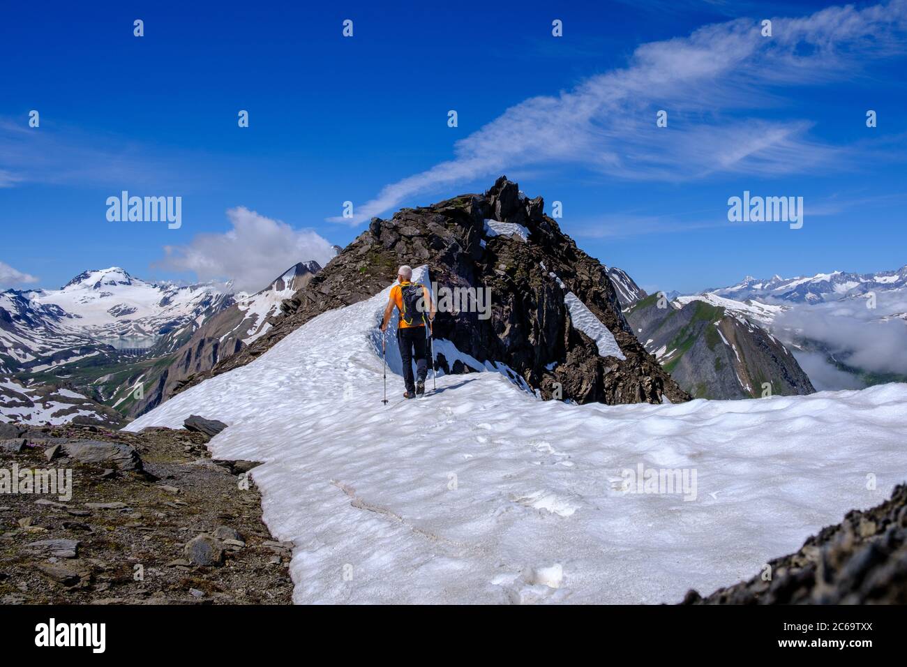 Camminando lungo una cresta di neve fino al Nufenenstock, Alpi svizzere Foto Stock