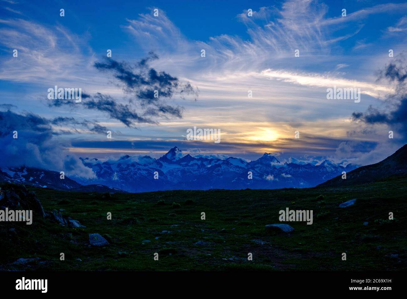 Tramonto sulle Alpi Bernesi, vista dal Passo di Nufenen, Svizzera Foto Stock