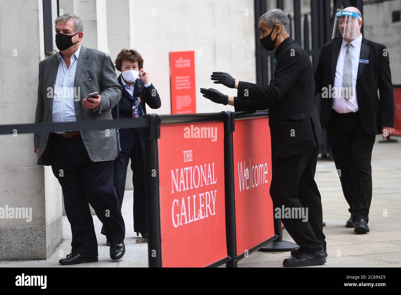 Persone che vanno alla National Gallery di Londra, che apre dopo mesi di chiusura dopo la revoca di ulteriori restrizioni di blocco coronavirus in Inghilterra. Foto Stock