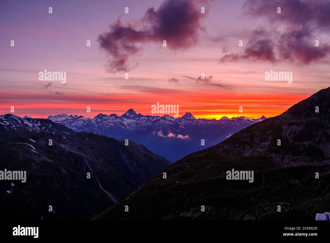 Tramonto sulle Alpi Bernesi, vista dal Passo di Nufenen, Svizzera Foto Stock
