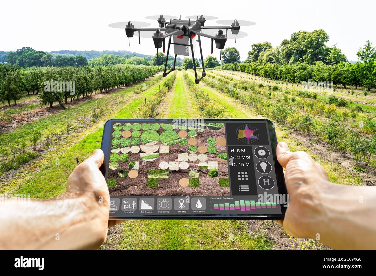 Moderna tecnologia intelligente per l'agricoltura in azienda o sul campo Foto Stock