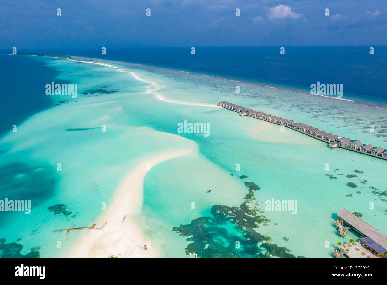 Atolli e isole nelle Maldive con molo e ville sull'acqua. Vacanza estiva di lusso, sabbia bianca, mare blu, idilliaca spiaggia tropicale isola Foto Stock
